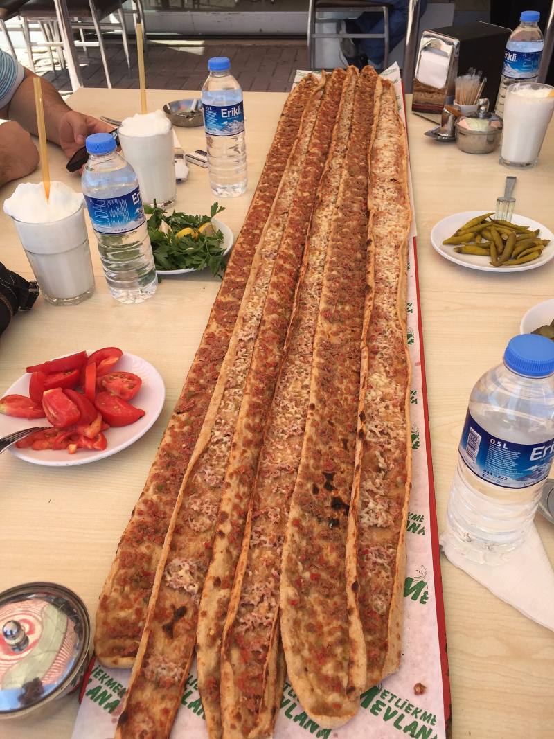 Uzun tahtada servis edilen etli ekmek