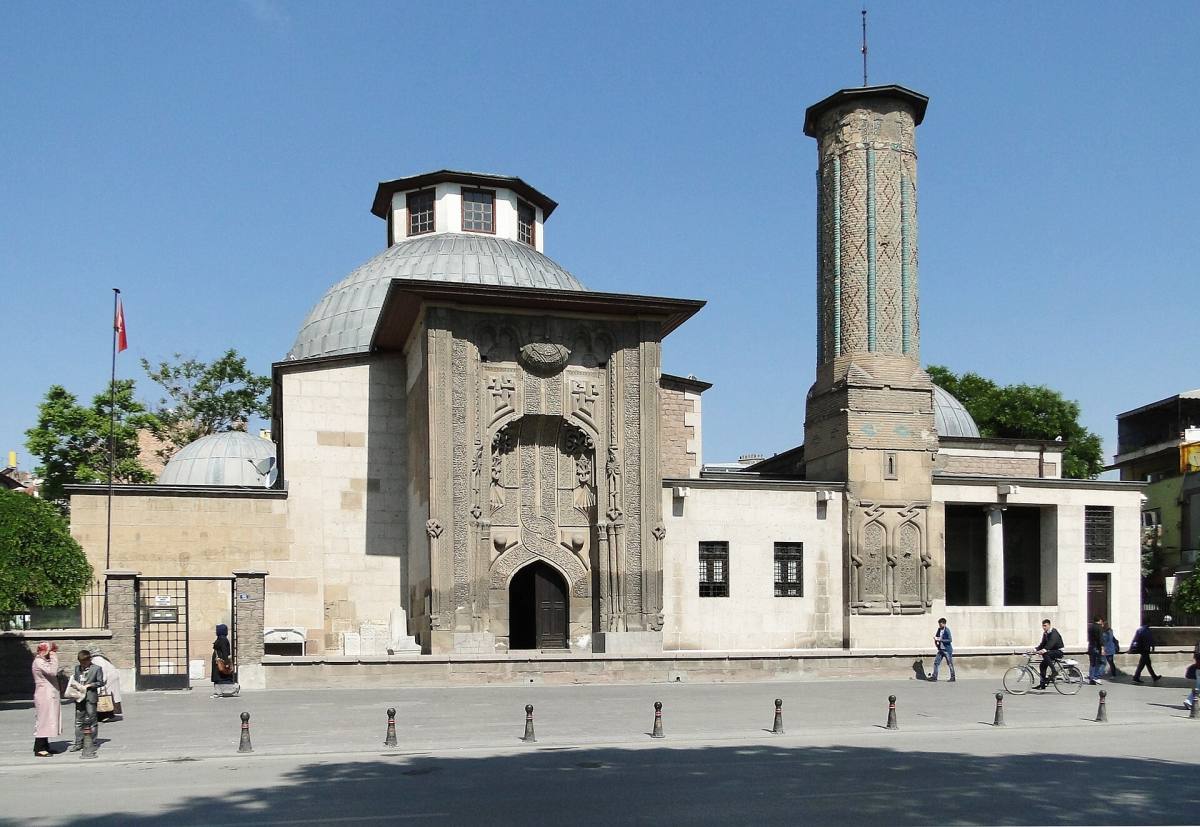 İnce Minareli Medrese ve taç kapısı