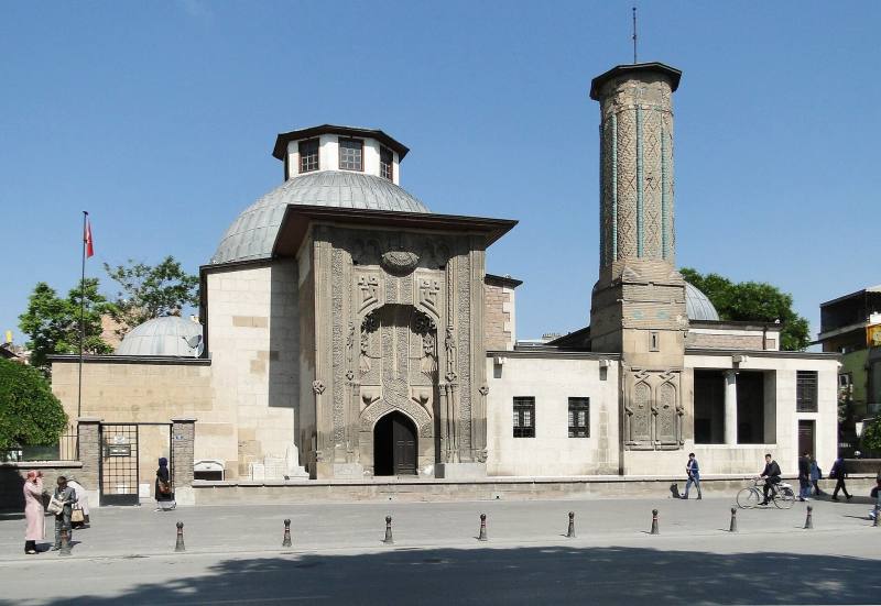 İnce Minareli Medrese ve taç kapısı