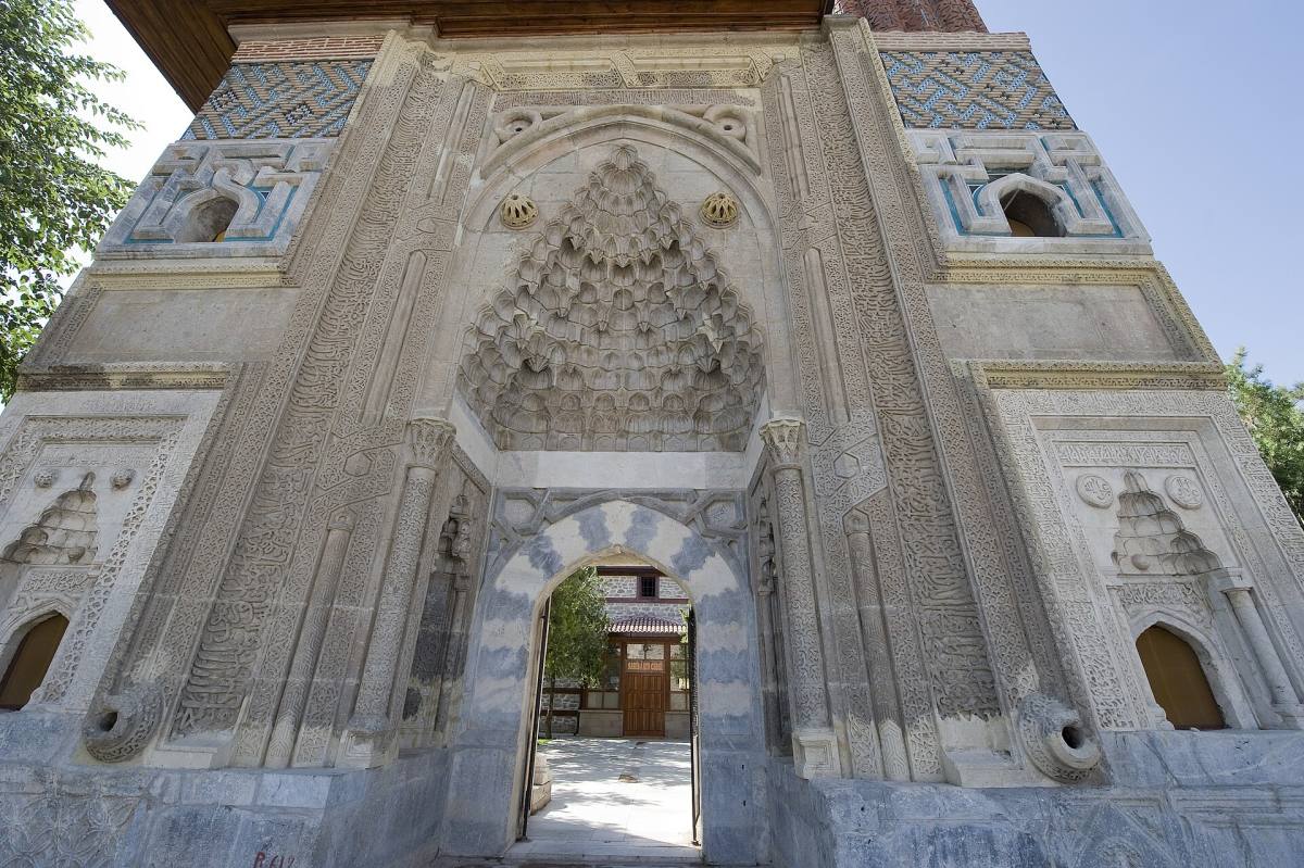 Sahib-i Ata Camii taç kapısı