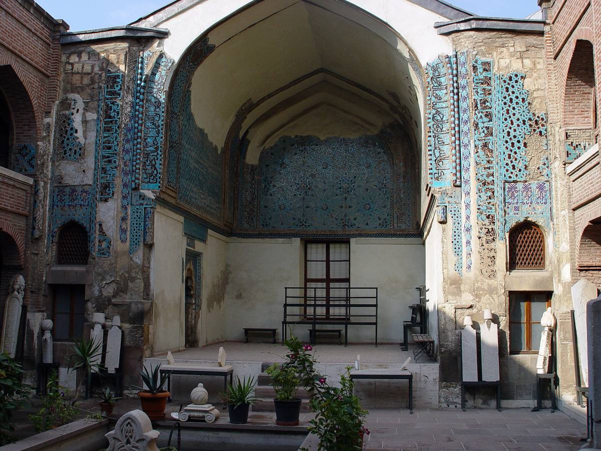 Sırçalı Medrese avlusu ve çinili ana eyvan