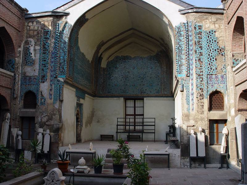 Sırçalı Medrese avlusu ve çinili ana eyvan